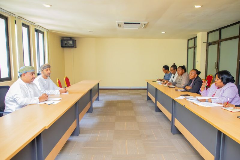 وزيرة السياحة التنزانية تستقبل السفير العماني